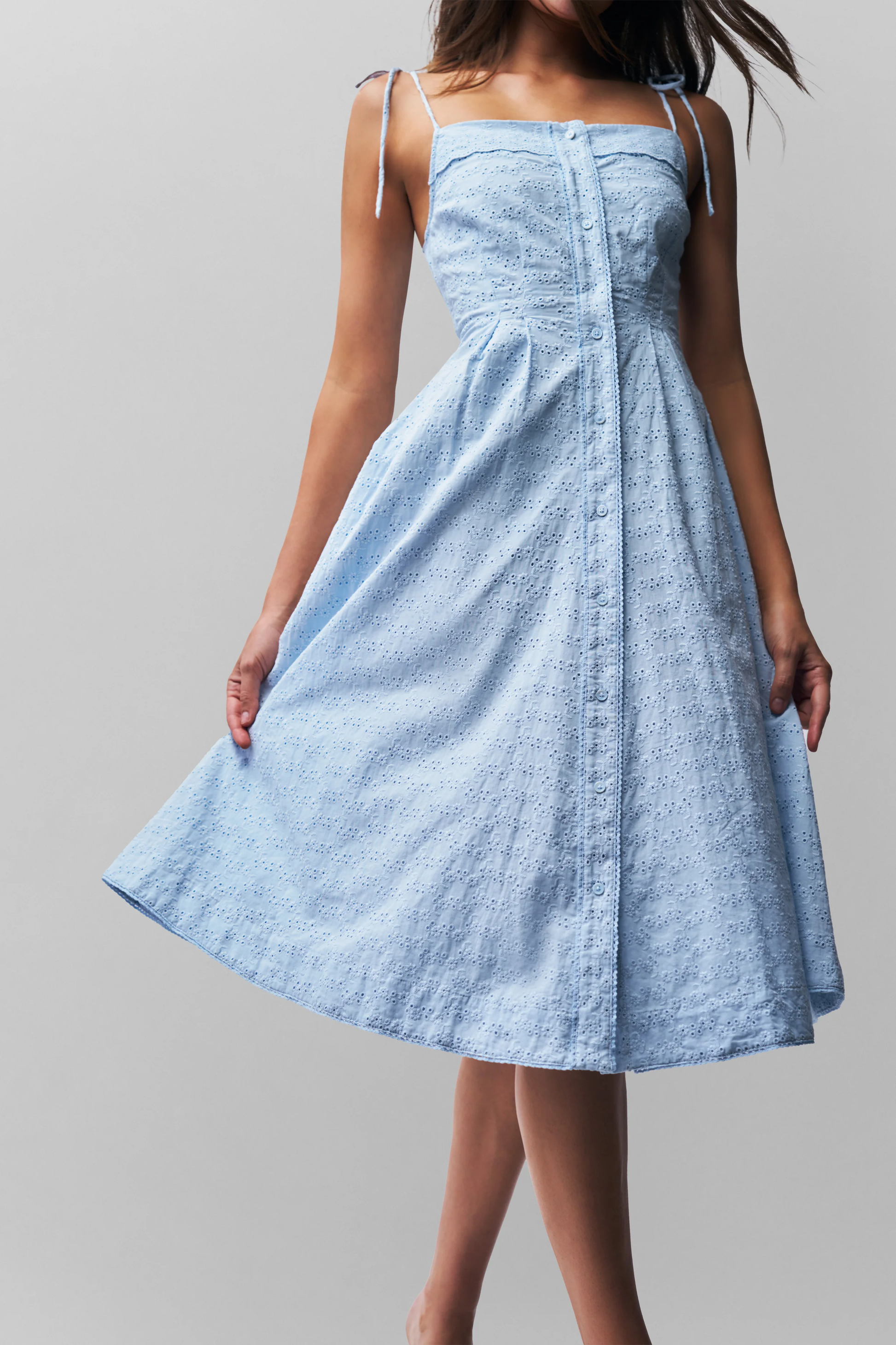 La Robe Élancée – cami midi en coton brodé