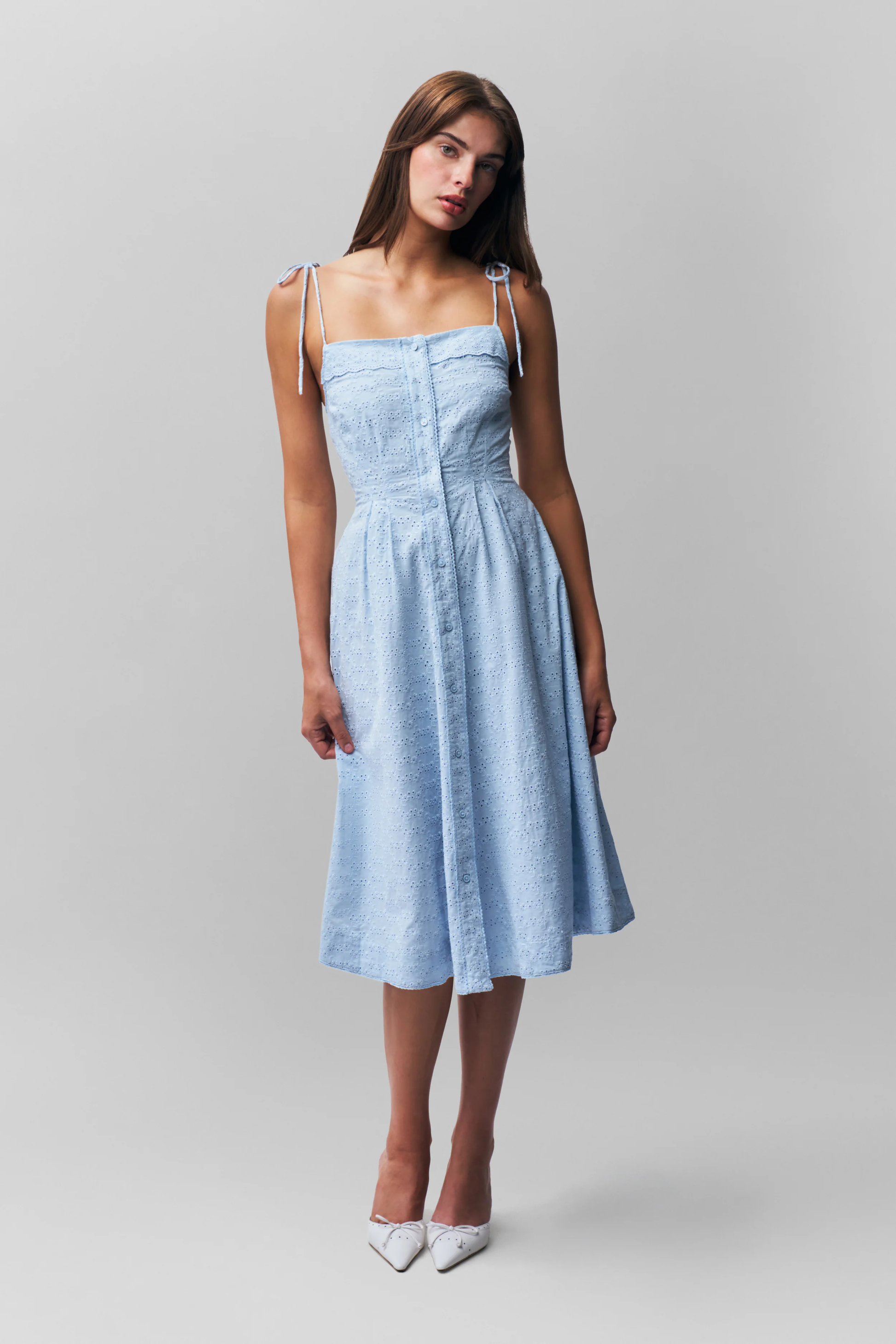 La Robe Élancée – cami midi en coton brodé