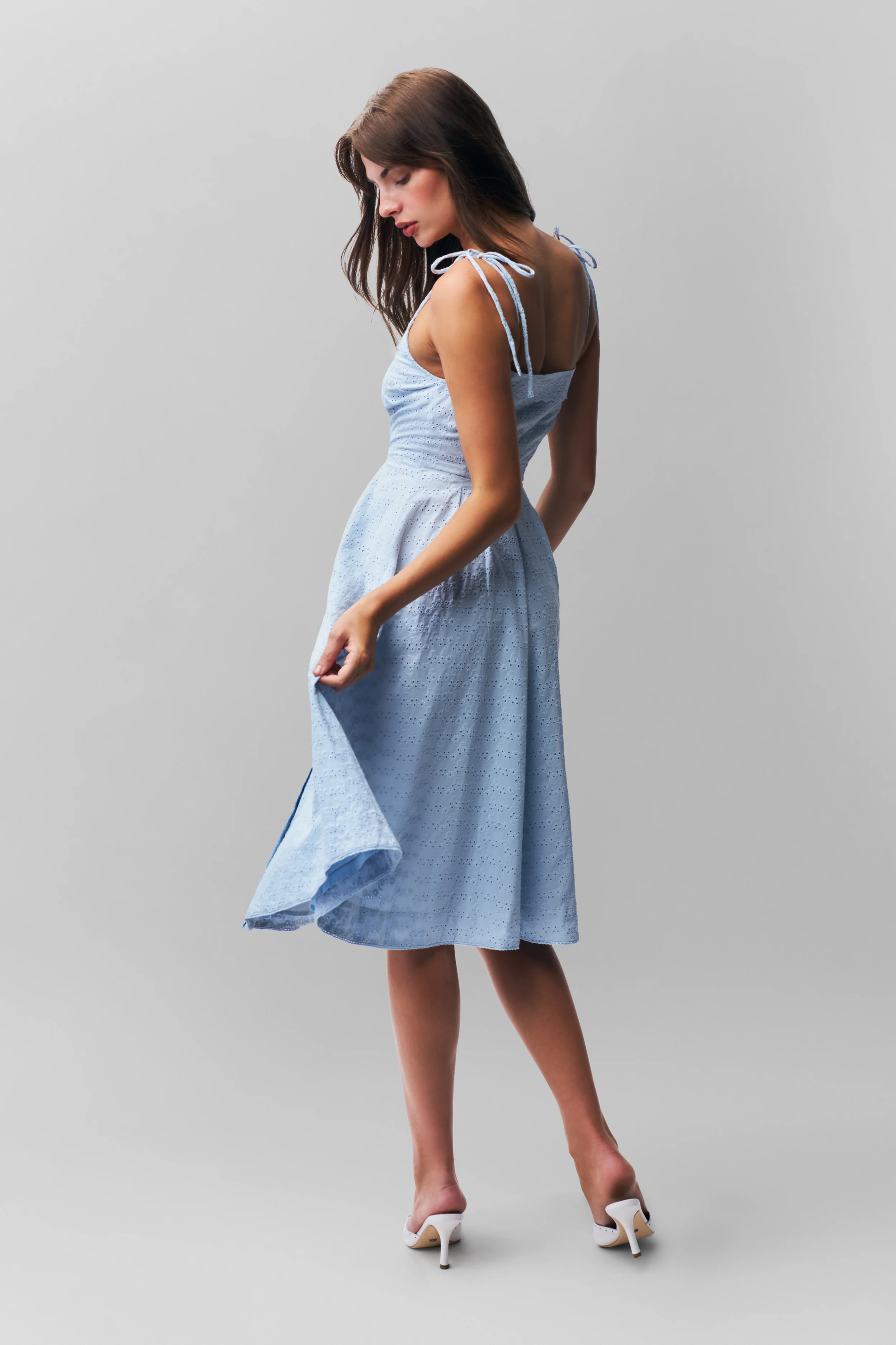 La Robe Élancée – cami midi en coton brodé