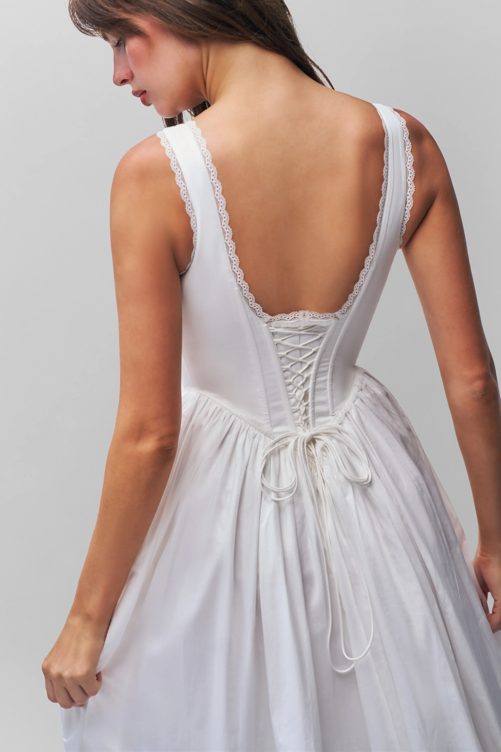 La Robe Élégance Blanche – maxi dos nu à lacets