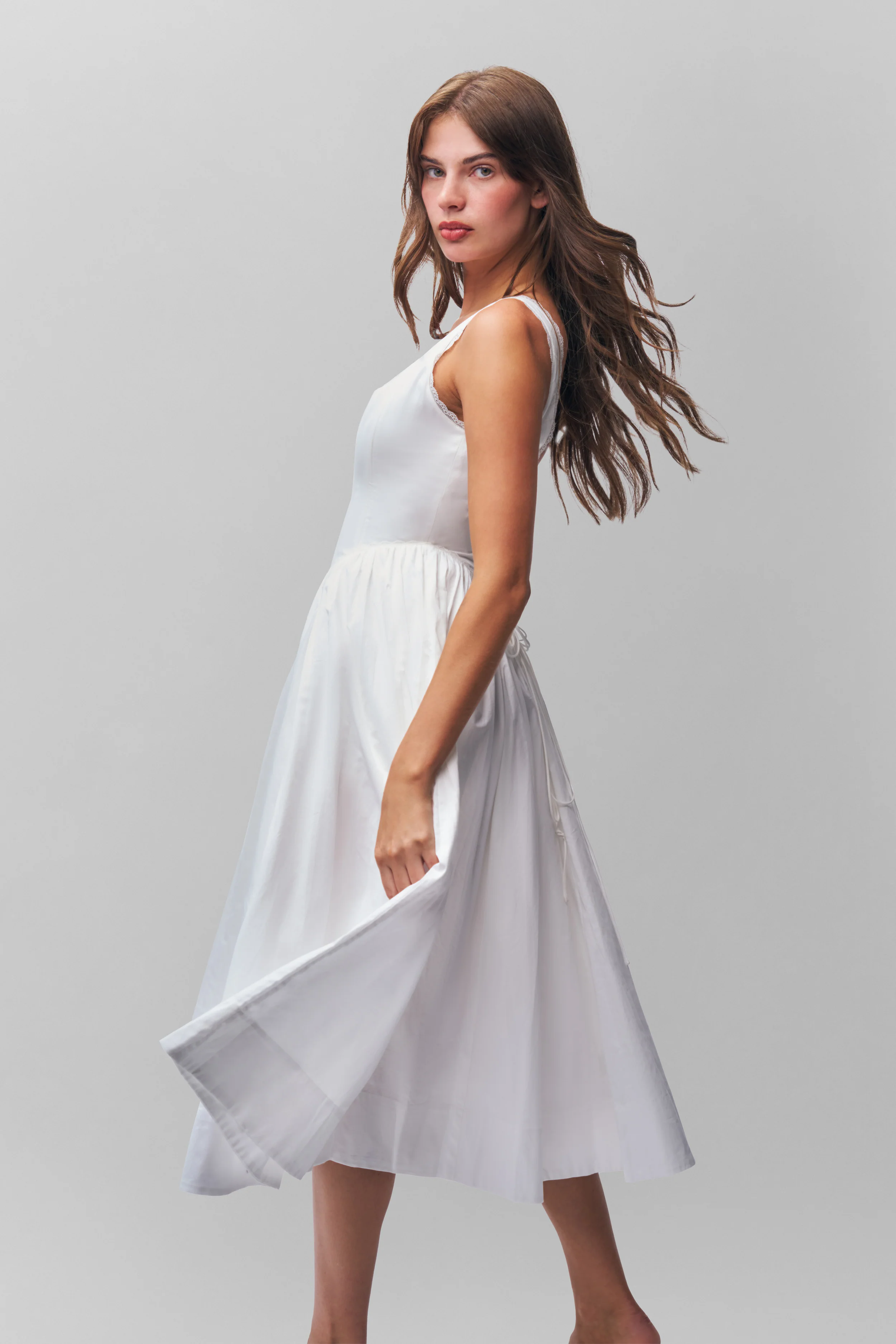 La Robe Élégance Blanche – maxi dos nu à lacets