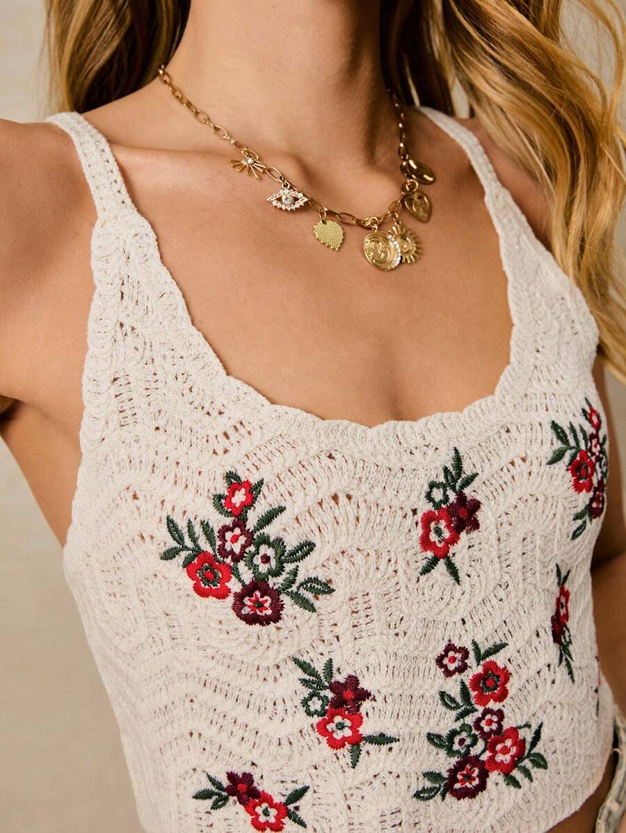 "Petal Trap" — top brodé à col haut