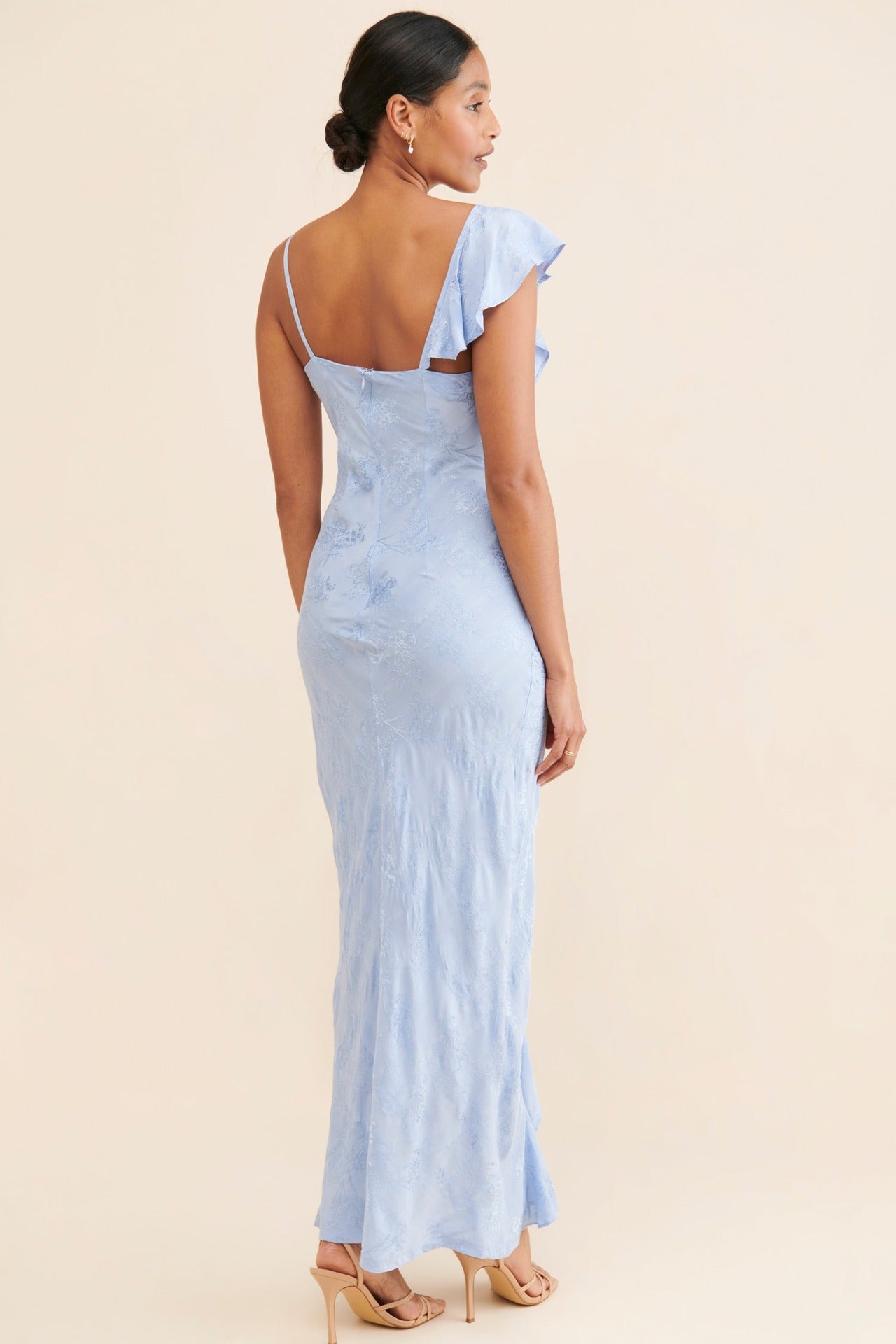 "Crimson Grace" — robe fendue dos nu