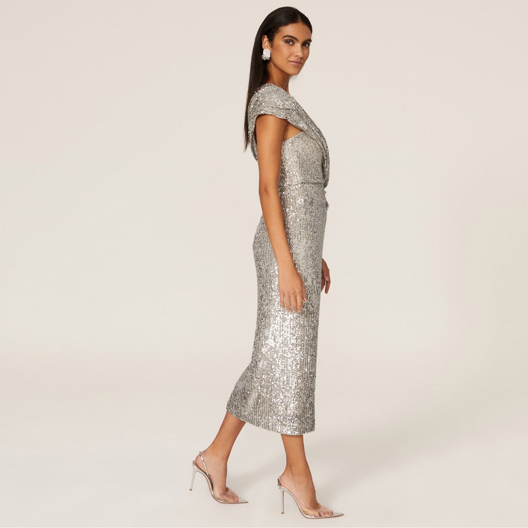 "Obsidian Flame" — robe longue asymétrique à sequins