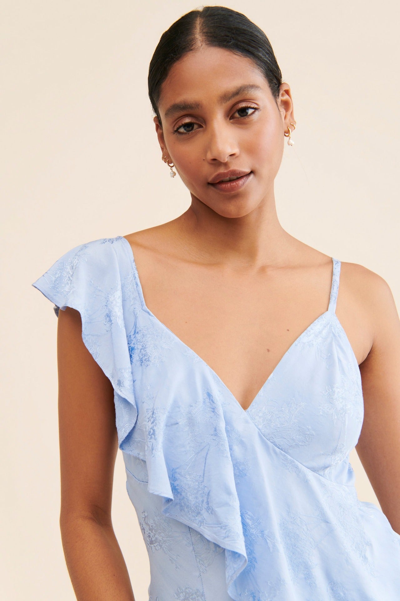 "Crimson Grace" — robe fendue dos nu