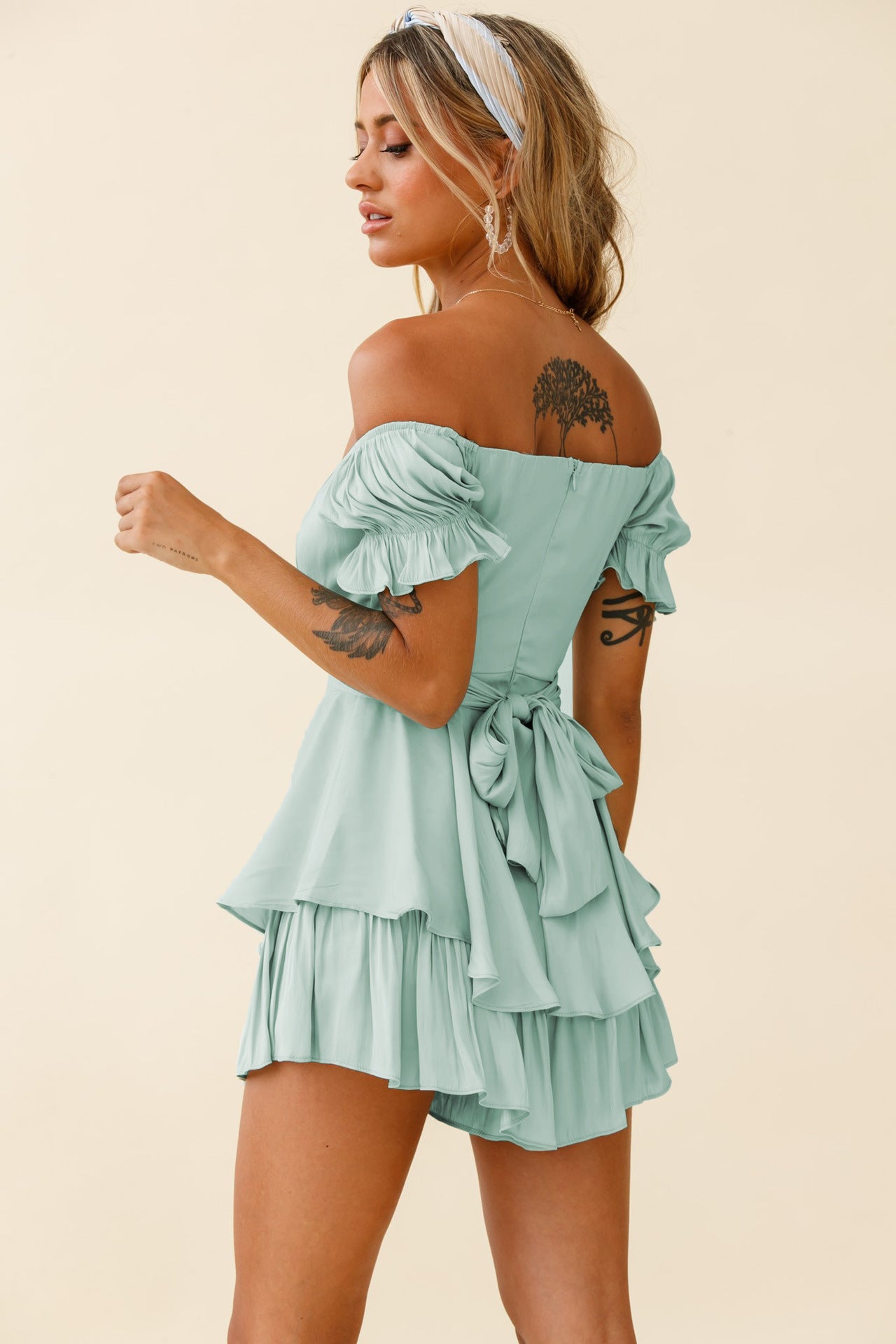 Combishort à manches bouffantes et encolure off-shoulder